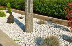 Jardinier paysagiste pour travaux de maçonnerie paysagère et création de massifs floraux   