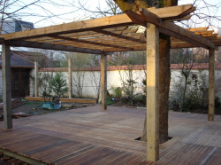 Création de jardin avec conception et installation d'un kiosque et création d'allées pavées   