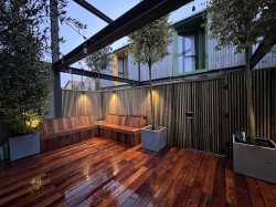 Aménagement extérieur dans un jardin de petite superficie avec plantation d'arbres fruitiers 