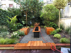 Jardinier paysagiste pour installation d'un jacuzzi sur une terrasse en bois  