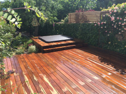 Jardinier paysagiste pour entretien et nettoyage d'un espace vert avec gestion des semis  